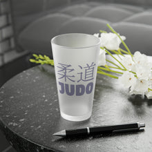 Golden Throws: Judo Glory Etched Pint Glass for Victory Celebrations, 16oz Coffee Mugs Drink Drinks Exclusive Glass Glassware Home & Living Judo