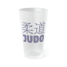 Golden Throws: Judo Glory Etched Pint Glass for Victory Celebrations, 16oz Coffee Mugs Drink Drinks Exclusive Glass Glassware Home & Living Judo