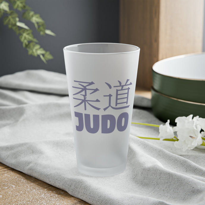 Golden Throws: Judo Glory Etched Pint Glass for Victory Celebrations, 16oz Coffee Mugs Drink Drinks Exclusive Glass Glassware Home & Living Judo