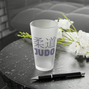 Golden Throws: Judo Glory Etched Pint Glass for Victory Celebrations, 16oz